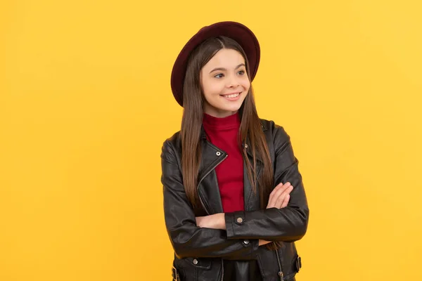 穿着皮衣的快乐女孩 活泼时髦的十几岁的孩子 戴着黄色背景帽子的孩子 秋天的趋势 季节性的流行 回学校去在时尚的外观之间 童年的幸福 — 图库照片