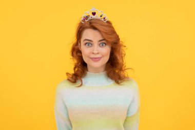 Şirin güzellik. Kraliçe mutluluğu ifade eder. Tacın içindeki kibirli prenses. Gururlu bir kadın. Egoist kız diyabet giyer. Kibir ve bencillik. Zafer portresi. Taçlı mutlu kızıl kadın.