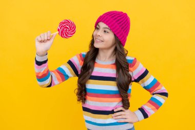Hoşuma gitti. Karamelli şeker dükkanı. Tatlı çocukluk hayatı. Diş bakımı konsepti. Tatlı düşkünü. Lezzetli. Mutlu genç kız lolipop tutuyor. Lolipop bayan. Çubukta lolipop şekeri olan hippi çocuk..