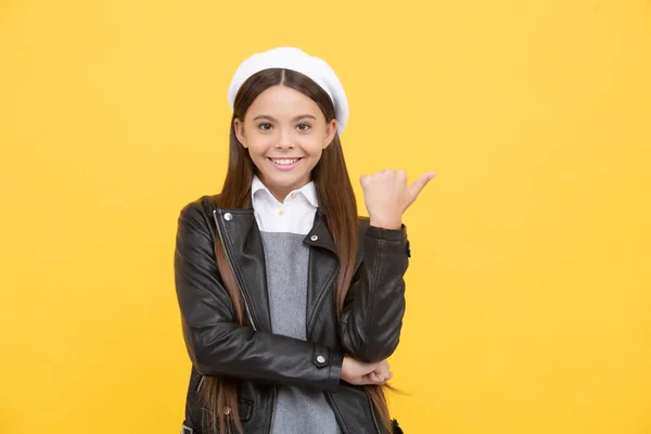 Torniamo Alla Pubblicità Scolastica Felice Adolescente Scuola Bambino Punta Pollice — Foto Stock