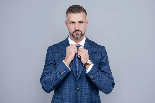 Homem Negócios Bem Sucedido Negócio Como Naipe Fixação Gravata Moda — Fotografia de Stock