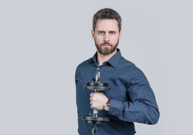 Başarılı, olgun, sakallı, koltuk değneği, fotokopi alanı, iş ve spor eğitimi almış bir iş adamı..