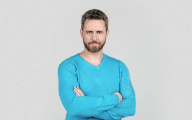 Gri arka planda sakallı, olgun, yakışıklı bir adam..