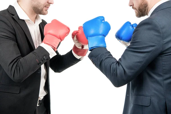 Professionele Mannen Bijgesneden Uitzicht Business Pakken Staan Vechtpositie Geïsoleerd Wit — Stockfoto