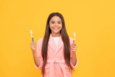 Mutlu genç kız evde terry bornoz tutun diş fırçası, hijyen.