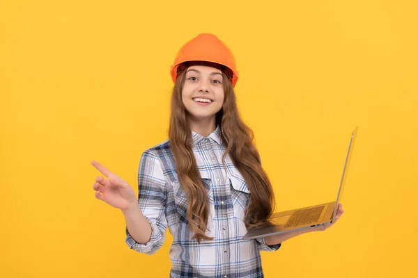 Boldog Tini Lány Sisak Kockás Ing Segítségével Számítógép Vissza Iskolába — Stock Fotó