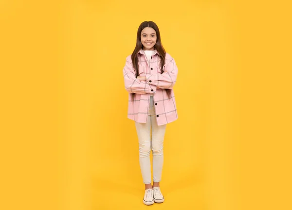 Щаслива Дівчина Підліток Носить Рожеву Картату Сорочку Схрещеними Руками Випадковий — стокове фото