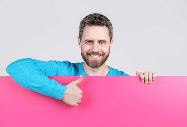 Happy Mature Bearded Man Blank Pink Paper Banner Copy Space — Stock Photo, Image