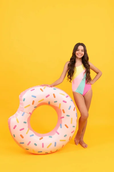 Zonnebaden Zomervakantie Gelukkig Meisje Badpak Opblaasbare Donut Ring Tiener Met — Stockfoto
