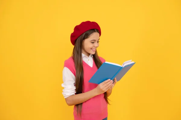 Feliz Adolescente Menina Escola Francês Boina Leitura Livro Fundo Amarelo — Fotografia de Stock