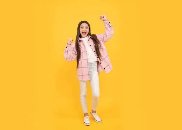 Concepto Éxito Moda Otoño Calle Feliz Chica Adolescente Rosa Camisa —  Fotos de Stock