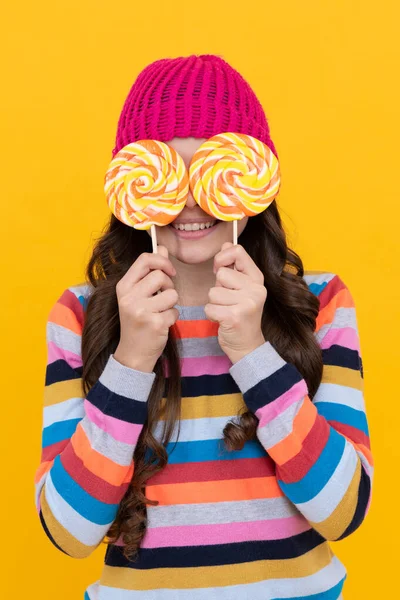 Παιχνιδιάρικη Διάθεση Γλυκό Δόντι Νόστιμο Ευτυχισμένη Έφηβη Κρατάει Γλειφιτζούρι Γλειφιτζούρι — Φωτογραφία Αρχείου