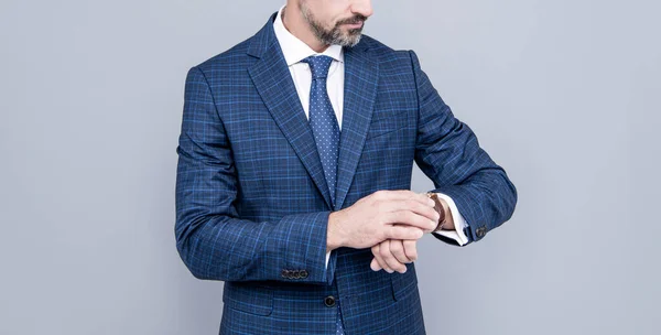 男性时尚配件 专业裁剪的Ceo 成熟的老板 有手表 有信心的商人时不时地看看 商业上的成功穿着商务西装的成功人士 创业者或管理者 — 图库照片