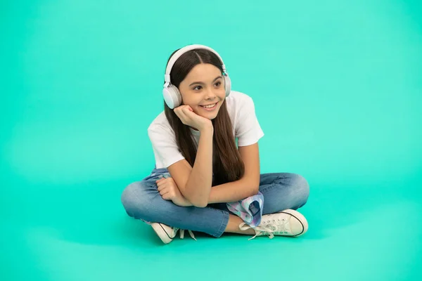 戴耳机的快乐少女 听音乐 无线耳机装置附件 新技术 儿童发展 戴着现代耳机的孩子 网上教育 回学校去 — 图库照片