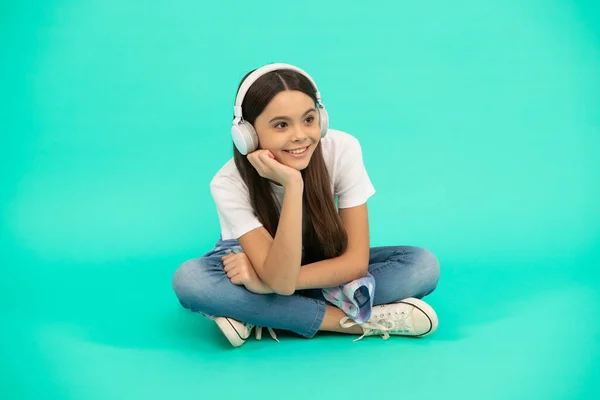 Menina Adolescente Feliz Fones Ouvido Ouvir Música Dispositivo Fone Ouvido — Fotografia de Stock