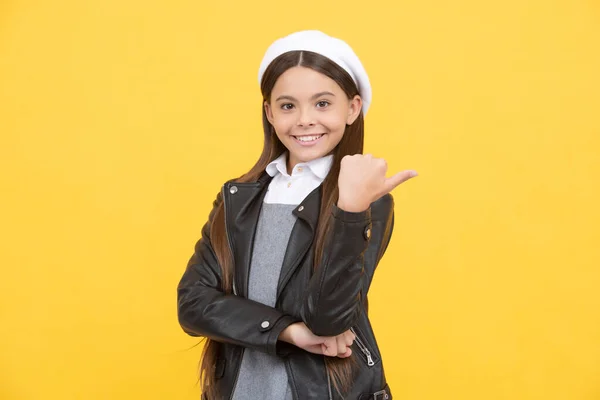 Szczęśliwy Nastolatek Szkoła Dziewczyna Punkt Kciuk Bok Strony Gest Żółty — Zdjęcie stockowe