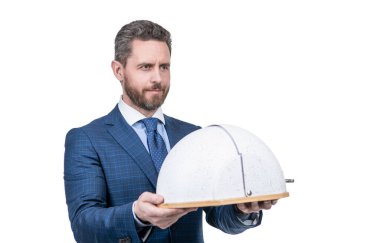 Gülümseyen işadamı ya da takım elbiseli restoran müdürü yemek tepsisini beyaz fotokopi alanında izole edilmiş garson olarak servis ediyor..