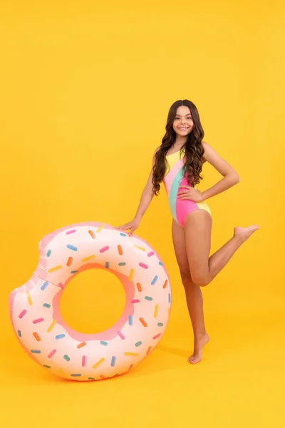 Gelukkig Strand Kind Met Krullend Haar Badpak Met Donut Opblaasbare — Stockfoto