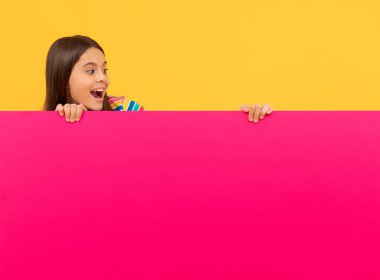 Küçük kız düşük fiyatlar ve alışveriş, satış ve indirimle şaşırdı.