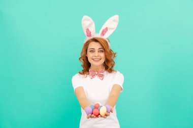 Tavşan kulaklı mutlu kızıl kız boyalı yumurtalarla, mutlu Paskalyalar.