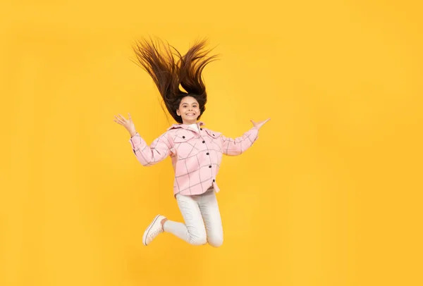 Szczęśliwy Energiczny Nastolatek Dziewczyna Skakać Różowy Kratkę Koszula Wolność — Zdjęcie stockowe