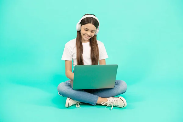 Menina Adolescente Feliz Usar Computador Sem Fio Para Chamada Vídeo — Fotografia de Stock
