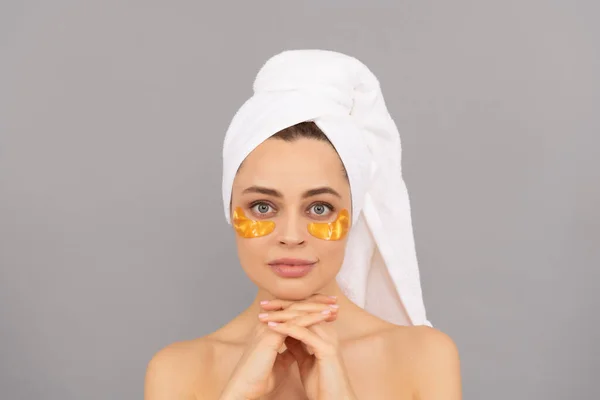 Wanita Sensual Dengan Handuk Terry Menggunakan Penutup Mata Emas Wajah — Stok Foto
