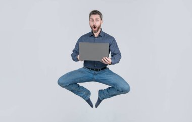 Bilgisayarda çalışırken enerjik atlayan iş adamına sürpriz oldu, satış..