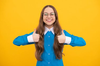 Eğitim al, tatmin ol. Mutlu genç kızlar başparmak kaldırır. Tatmin edici el hareketi. Okula dönelim. 1 Eylül. Bilgi toplama günü. Memnun ol..