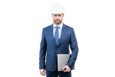 Takım elbiseli ve kasklı kendine güvenen iş adamı dizüstü bilgisayarı beyaz ve iş dünyasında izole ediyor..