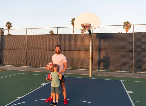 Feliz Padre Hijo Juegan Baloncesto Con Pelota Patio Recreo Fin — Foto de Stock