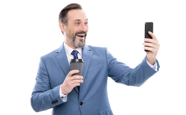 Glücklich Reifer Mann Blogger Anzug Meking Selfie Telefon Und Kaffee — Stockfoto