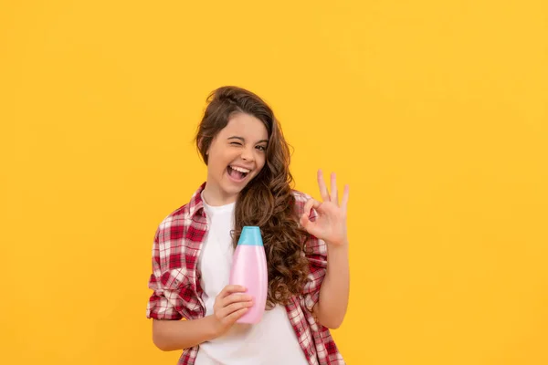 Ευτυχισμένη Έφηβος Κορίτσι Μακριά Σγουρά Μαλλιά Κρατήστε Μπουκάλι Σαμπουάν Διαφήμιση — Φωτογραφία Αρχείου