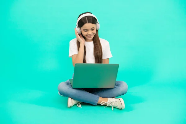 Rozwój Dzieciństwa Czat Dziecka Laptopie Kup Online Powrotem Szkoły Blogowanie — Zdjęcie stockowe