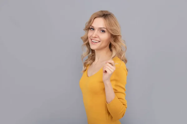 Veselé Blondýny Kráska Žena Dotknout Kudrnaté Vlasy Kopírovat Prostor Kadeřnictví — Stock fotografie