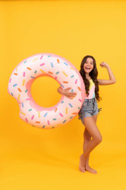 aktif çocukluk. Yaz çocuk hafta sonu. Güneş banyosu. Yaz tatili. Havuz partisi için şişirilebilir çörek halkası. Yüzme yüzüklü genç. Çocuk şişme dairenin plaj aksesuarı.