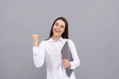 Beyaz gömlekli bir ofis müdürü. Çevik iş kavramı. İnternette çalışan başarılı bir kadın. Modern kablosuz laptop. Programcı bilgisayar kullansın. Dizüstü bilgisayarı olan bir iş kadını. ağ yöneticisi bilgisayarı tut.