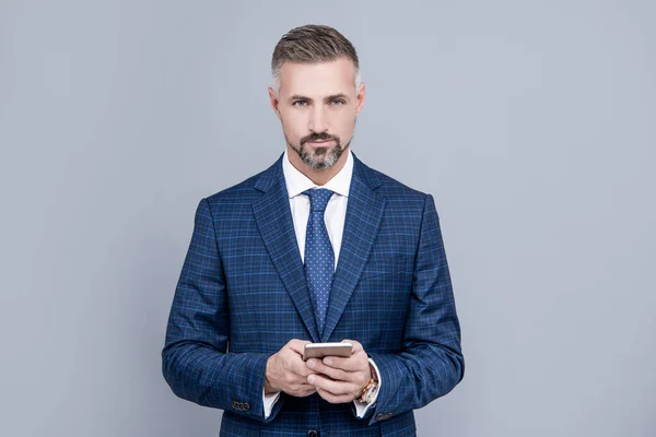 Confident Businessman Man Suit Typing Text Message Phone Blogging — Stock Photo, Image