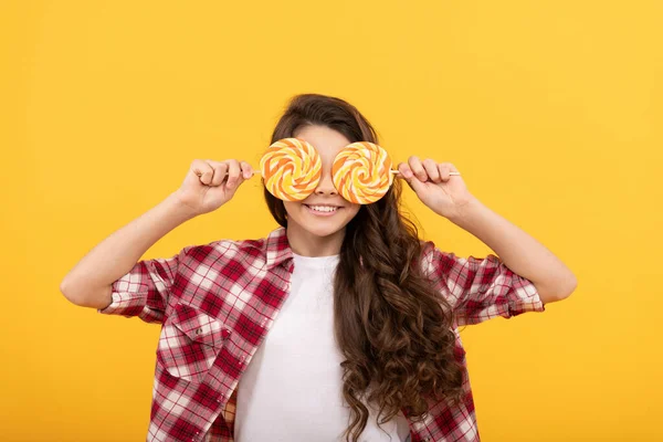 Criança Feliz Com Cabelos Longos Encaracolados Camisa Xadrez Segurar Pirulito — Fotografia de Stock