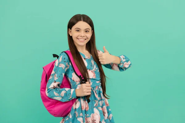 大拇指抬起来知识日 教育的概念 有一头蓝色背景长发的漂亮孩子 快乐的童年 带着书包的孩子快乐的少女背着背包 回学校去 — 图库照片