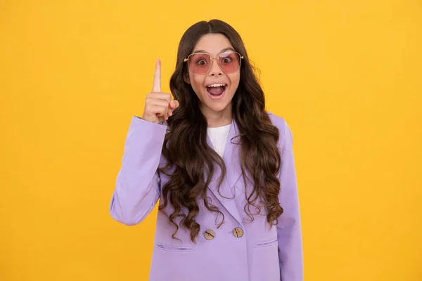 Criança Feliz Bonita Com Cabelo Encaracolado Jaqueta Roxa Elegante Óculos — Fotografia de Stock