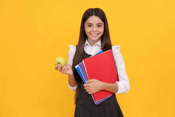 Gelukkig Kind Terug Naar School Met Appel Boeken Gele Achtergrond — Stockfoto