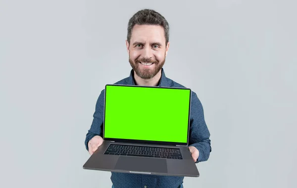 Glücklich Erwachsener Mann Geschäftsmann Präsentiert Computer Zeigt Seinen Grünen Bildschirm — Stockfoto