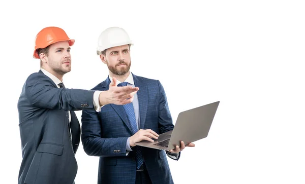 Twee Mannen Ingenieurs Pak Beschermende Helm Gebruik Laptop Geïsoleerd Wit — Stockfoto