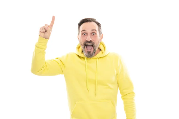 Älterer Überraschter Mann Zeigt Mit Erhobenem Zeigefinger Lächelnder Senior Präsentiert — Stockfoto