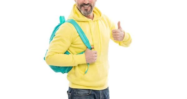 有收获的快乐男人背着背包 笑着回到学校 孤身一人躺在白人身上 穿着黄色连帽衫 背着书包的人 成人教育 男性休闲风格 大拇指向上的手势 — 图库照片