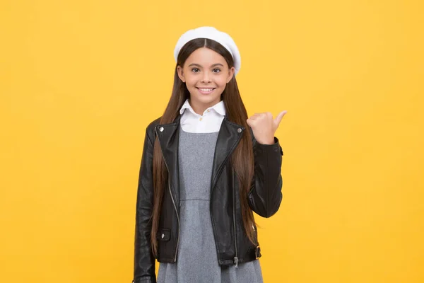 Szczęśliwy Nastolatek Szkoła Dziecko Punkt Kciuk Bok Ręka Gest Żółty — Zdjęcie stockowe