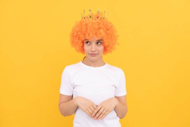 Ben bir kraliçeyim. Neşeli ucube kız. Şık bir parti havası. Palyaço peruğu ve tacı takmış bencil bir kadın. Kendini prenses olarak hayal et. Diadem 'deki komik kız. Tacın içindeki bencil kadın. Gösteri. 1 Nisan 'da.