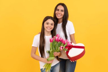 Anneler ve kadınlar günün kutlu olsun. Bahar çiçeği buketi hediyesi. çocukluk ve annelik. Aşk ve arkadaşlık. Mutlu aile günleri. Annesiyle birlikte genç bir kız. 8 Mart tatili. Anne ve kızı lale çiçekleriyle.