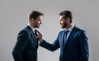 İş rekabeti. İş görüşmesi. Liderlik için mücadele. Hoşnutsuz meslektaş tartışması. Pazarlık. İş adamları konuşuyor ve anlaşmazlıkları tartışıyor. Patron ve çalışan. fikir ayrılıkları.